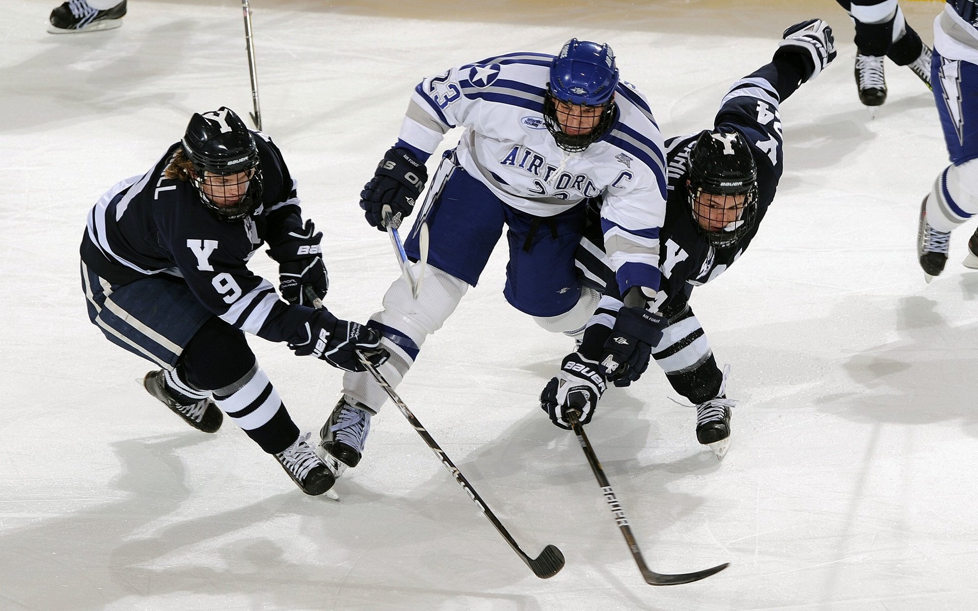 中超联赛激战正酣，争冠保级悬念迭起